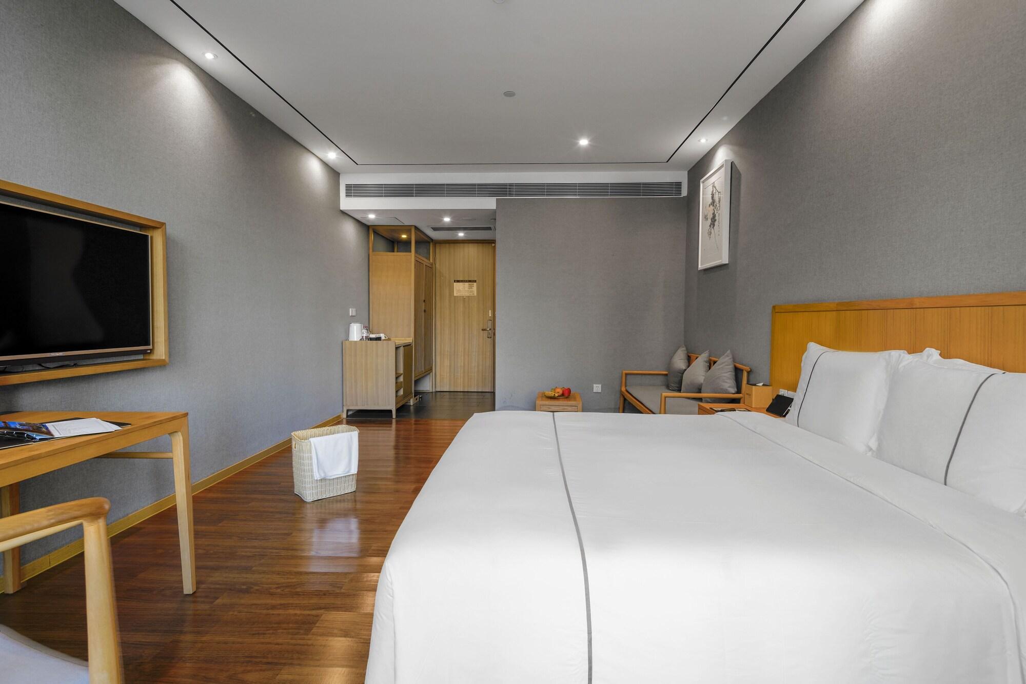 Hotel Zhujiang New Town 4*