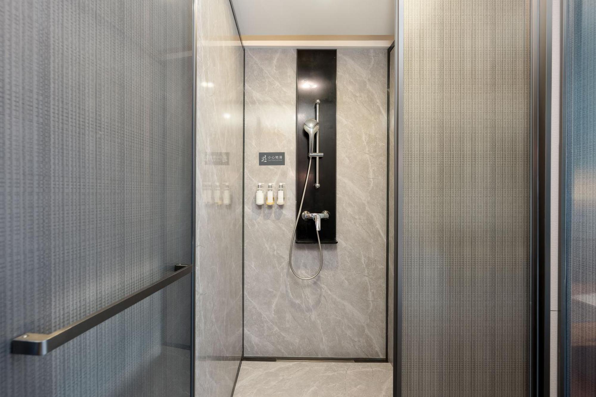 Hotel Zhujiang New Town 4*