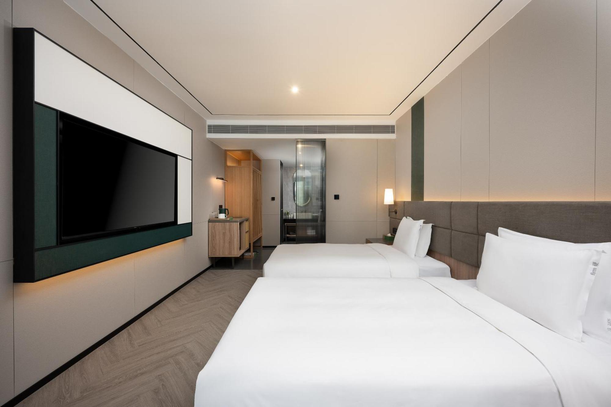Zhujiang New Town Hotel 4*