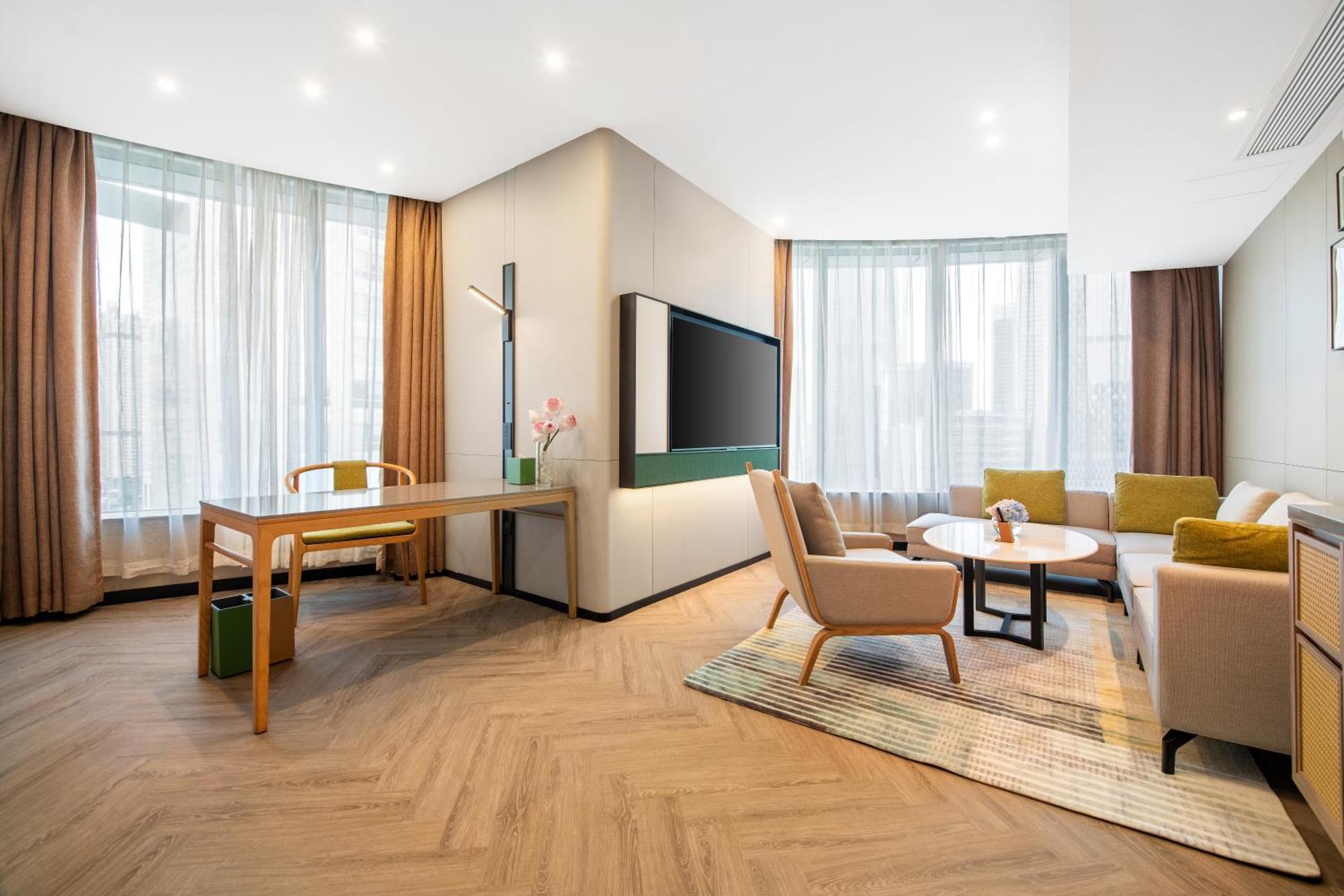 Hotel Zhujiang New Town 4*